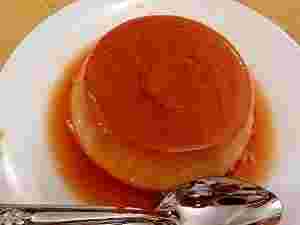 きな粉豆乳の目玉プリンがお皿に盛られた様子