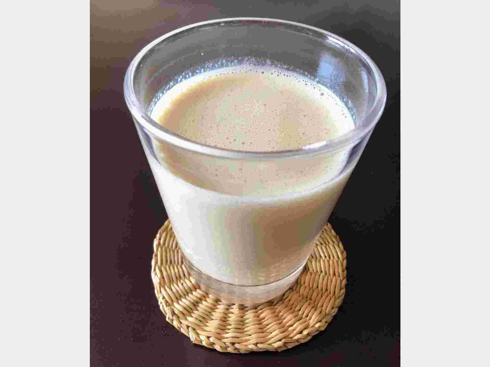 きな粉豆乳がグラスに入っている様子