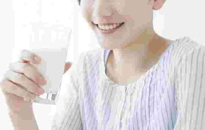 きなこ豆乳を飲む女性の様子