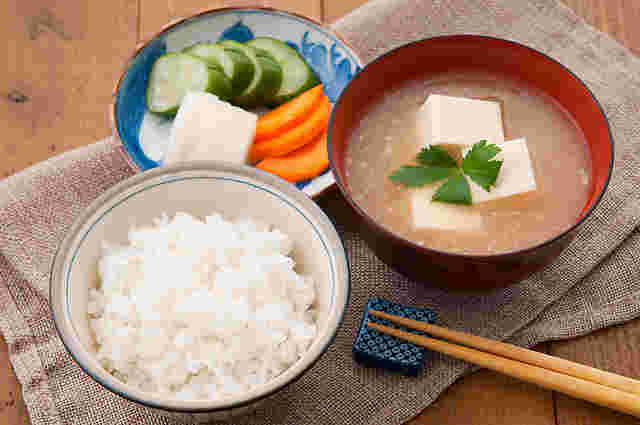 ごはんとお味噌汁とお漬物が並んでいる様子