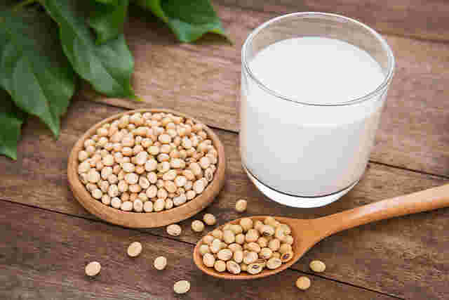 グラスに入った豆乳と大豆がお皿に盛られた様子