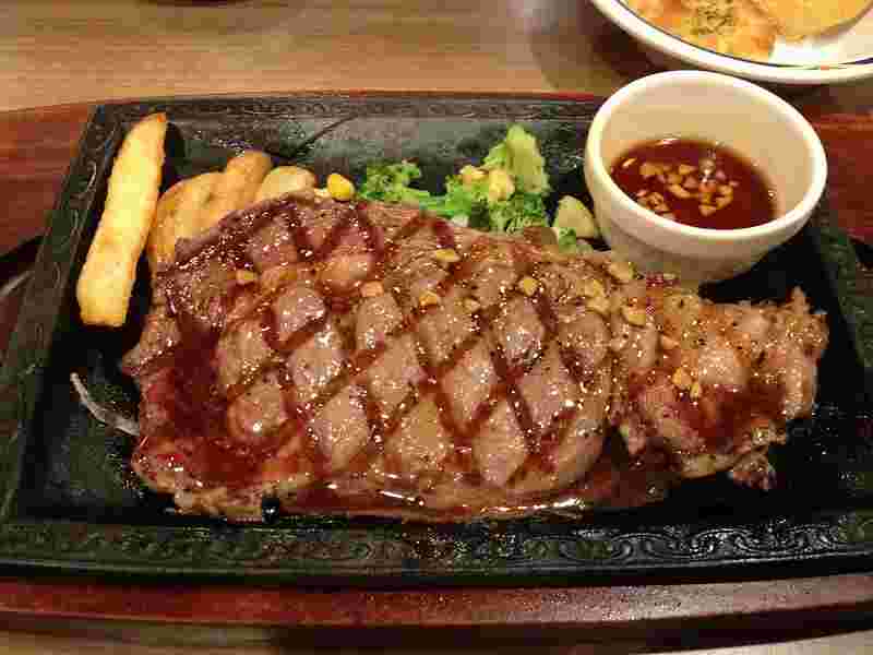 鉄板で提供されるステーキガストのステーキメニュー