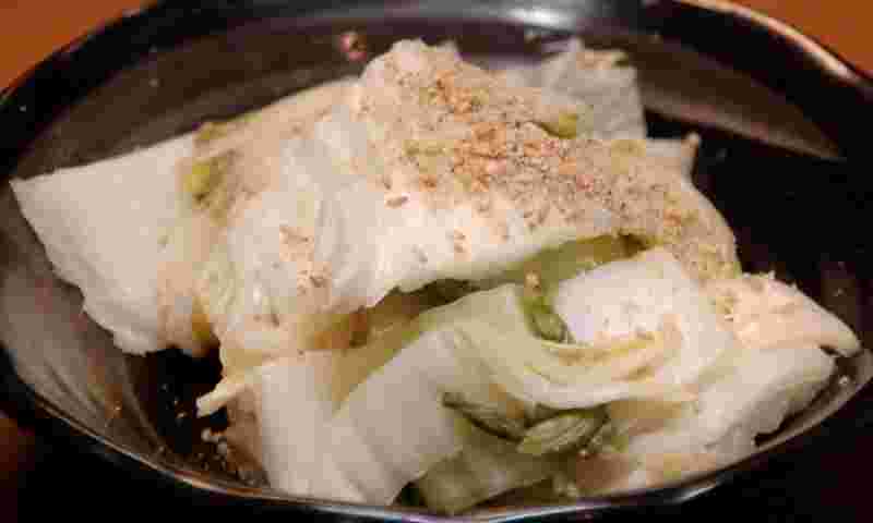 胡麻をかけたシャキシャキした食感の白菜のぬか漬け
