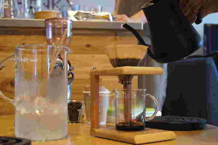 ドリップコーヒーを作っている様子　そばに氷を用意