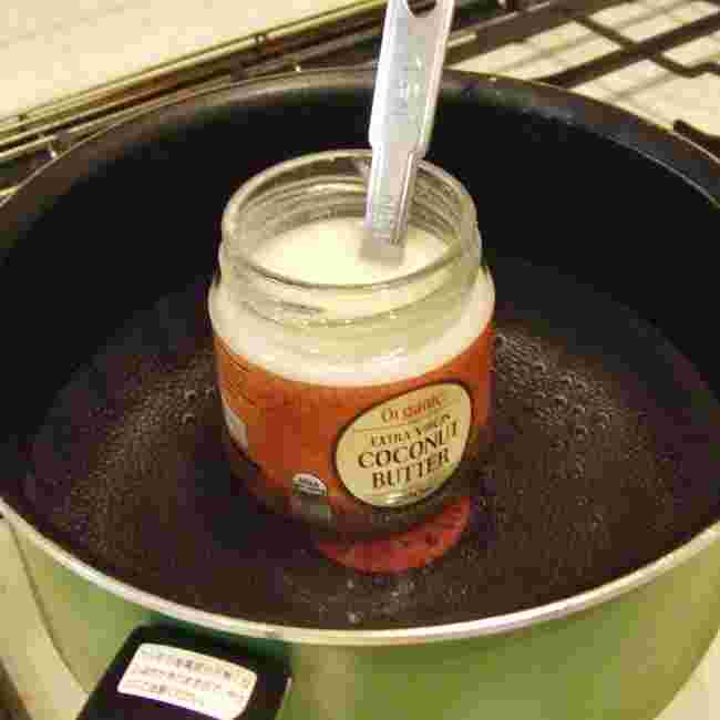 ココナッツバターを湯煎している