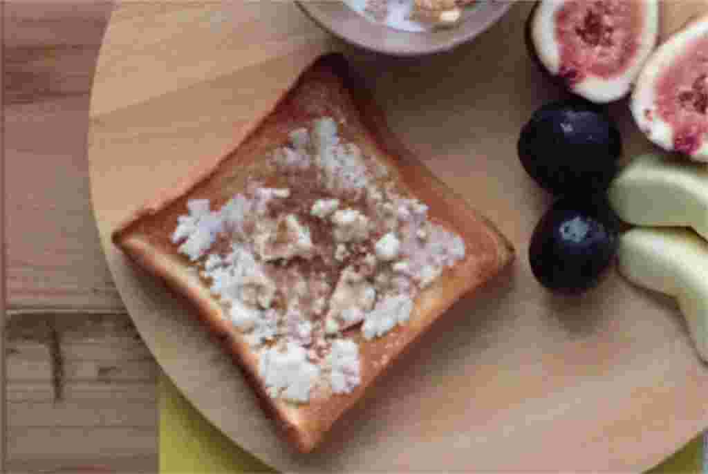 果物や野菜と一緒にお皿に乗っている食パンに塗られているココナッツバター