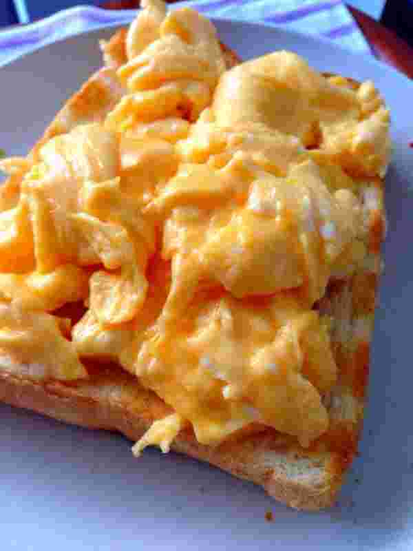 食パンの上に乗っているココナッツバターを使ったスクランブルエッグ