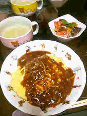 ビーフガーリックライスをオムライスと野菜とスープ
