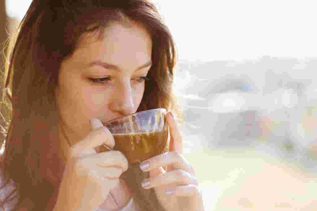 コーヒーを飲む女性