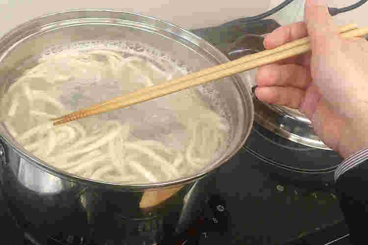 うどんを茹でる
