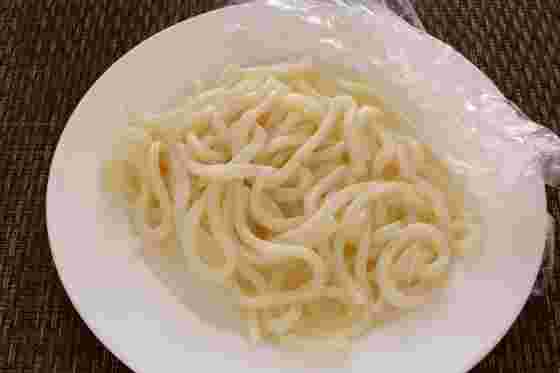 冷凍うどんを電子レンジで温める