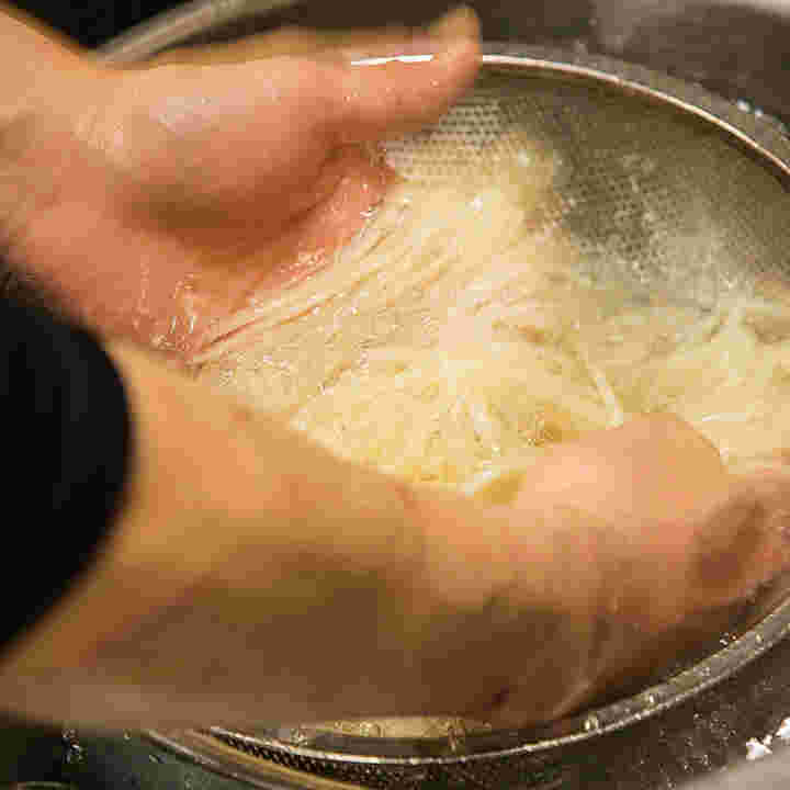 うどんを氷水でしめる