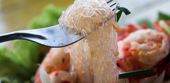 料理した春雨をフォークですくい上げています。