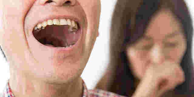 口を開けた男性と鼻を抑える女性