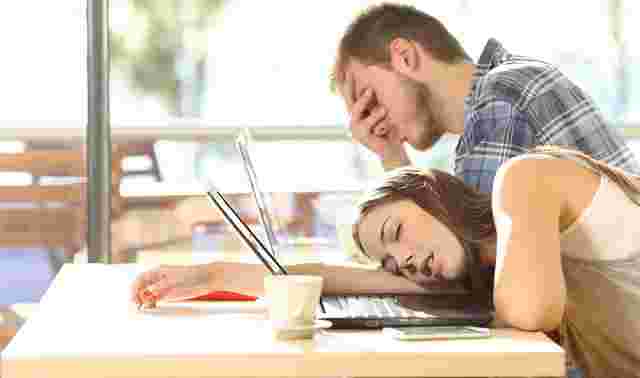 眠そうな男女