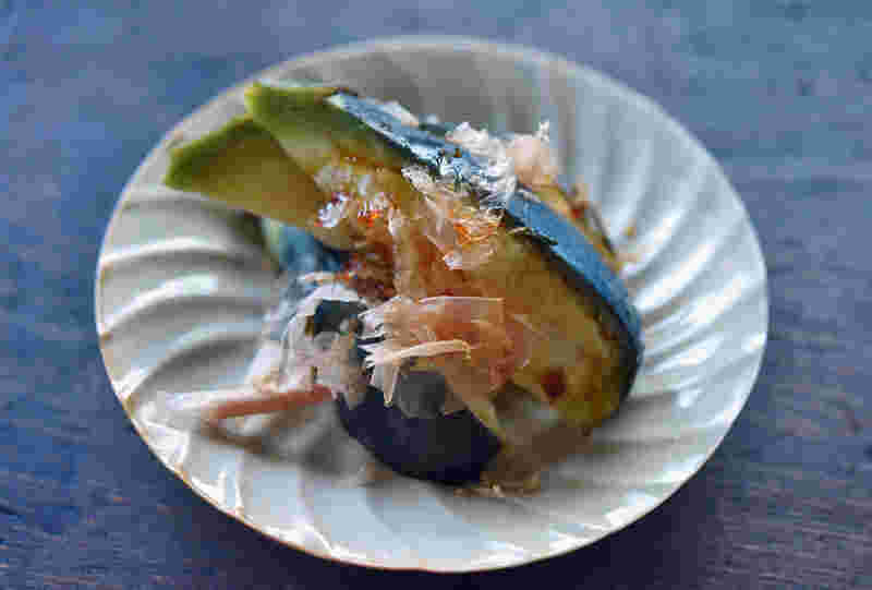 かつお節と醤油をかけた水なすのぬか漬け
