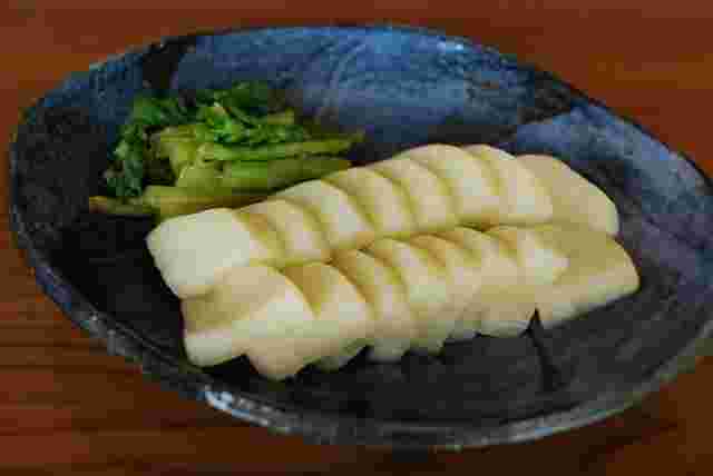 白く綺麗に並べられた大根のぬか漬けと青菜