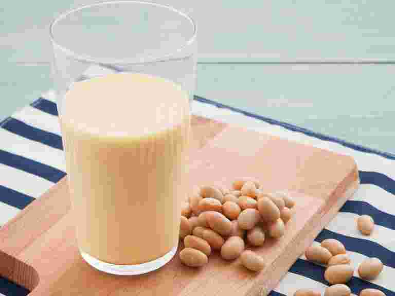 グラスに入ったきなこ豆乳と大豆がちりばめられた様子