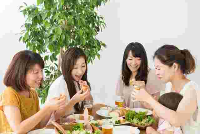みんなで食事するイメージ