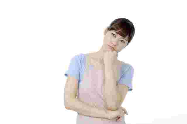 賞味期限に悩む女性
