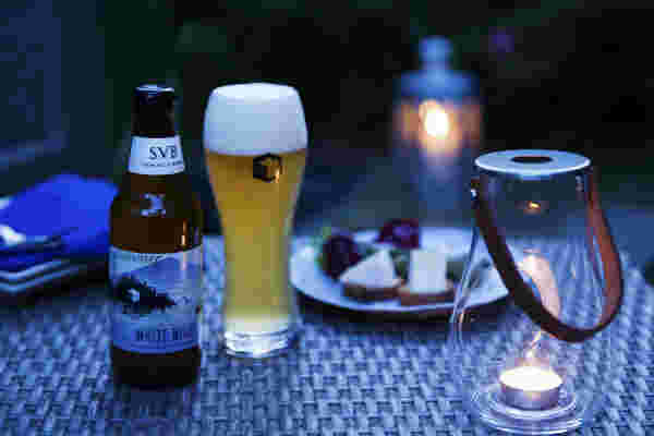 暗闇の中で楽しむホワイトビール