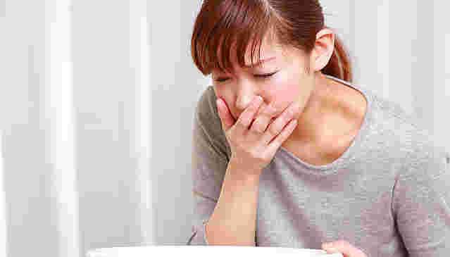 胃の不調で吐き気がある女性