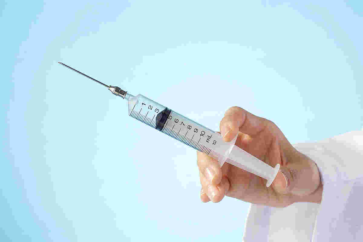 注射器を持っている手