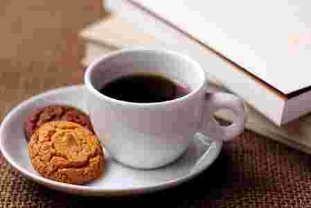 暖かいコーヒーとクッキー