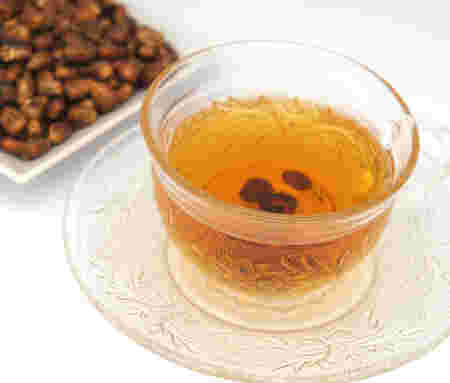 コーン茶の粒とカップに入ったコーン茶の画像