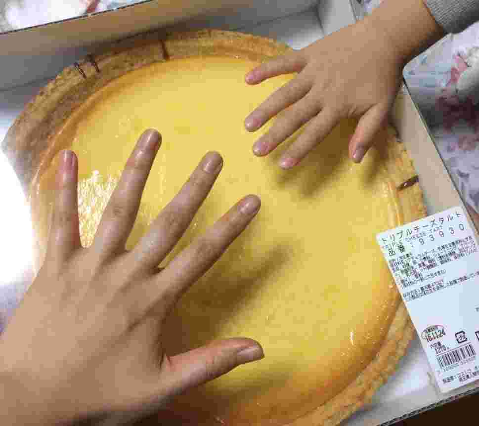 チーズタルトと手のひらの大きさ比べ