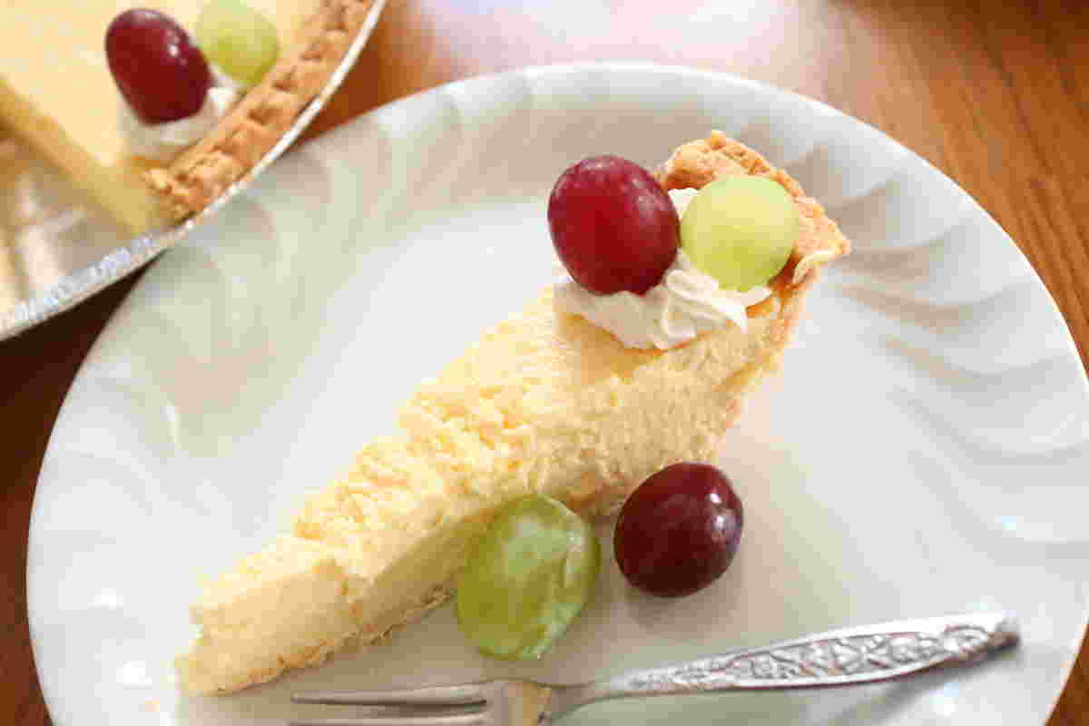 チーズタルトにブドウと生クリームをトッピング