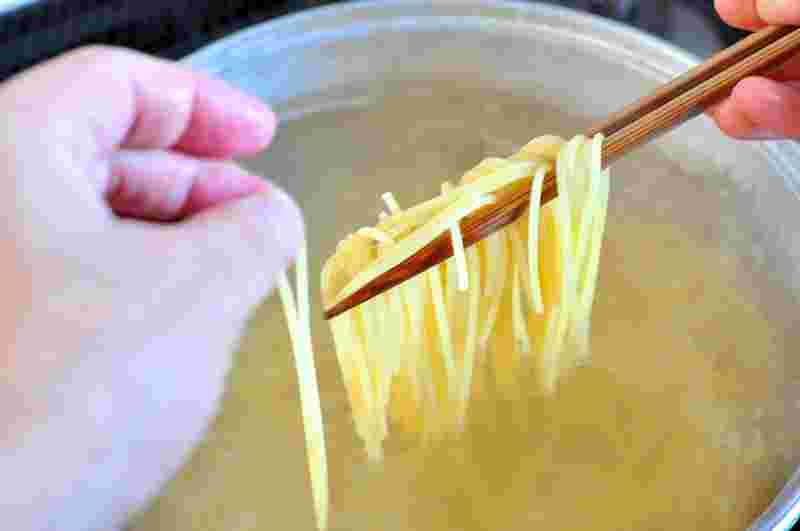 パスタを鍋で茹でている画像