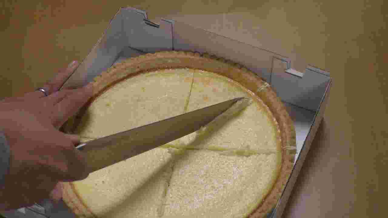 チーズタルトをカット