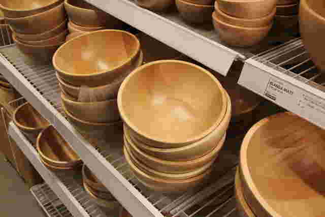 IKEAの木製食器のディスプレイ
