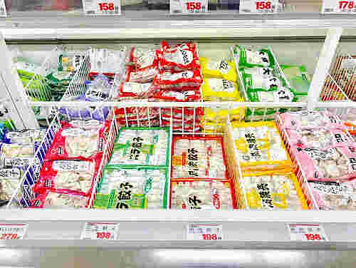 業務スーパーに並んでいる餃子