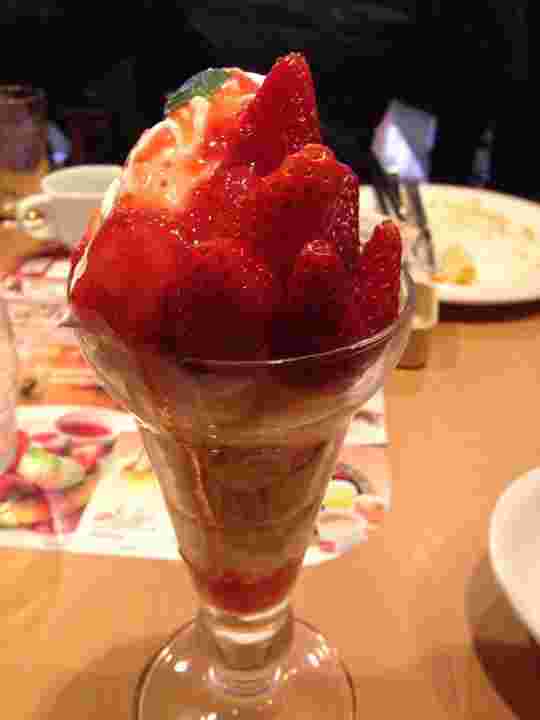 フレッシュいちごのソフトパフェ
