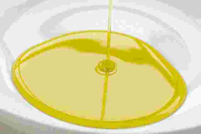 お皿にサラダ油を出している様子