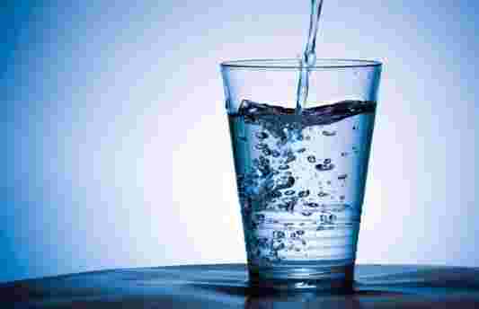 コップに水を注いでいる様子