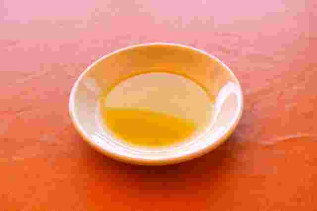 小皿に入ったオリーブオイル
