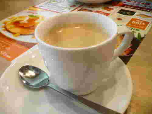 テーブルに置かれたホットコーヒー