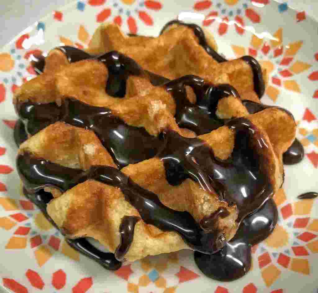 ワッフルにチョコレートをかけた