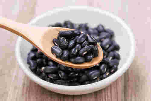 黒豆をスプーンですくっている