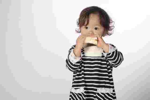 パンを食べる子供（女の子）
