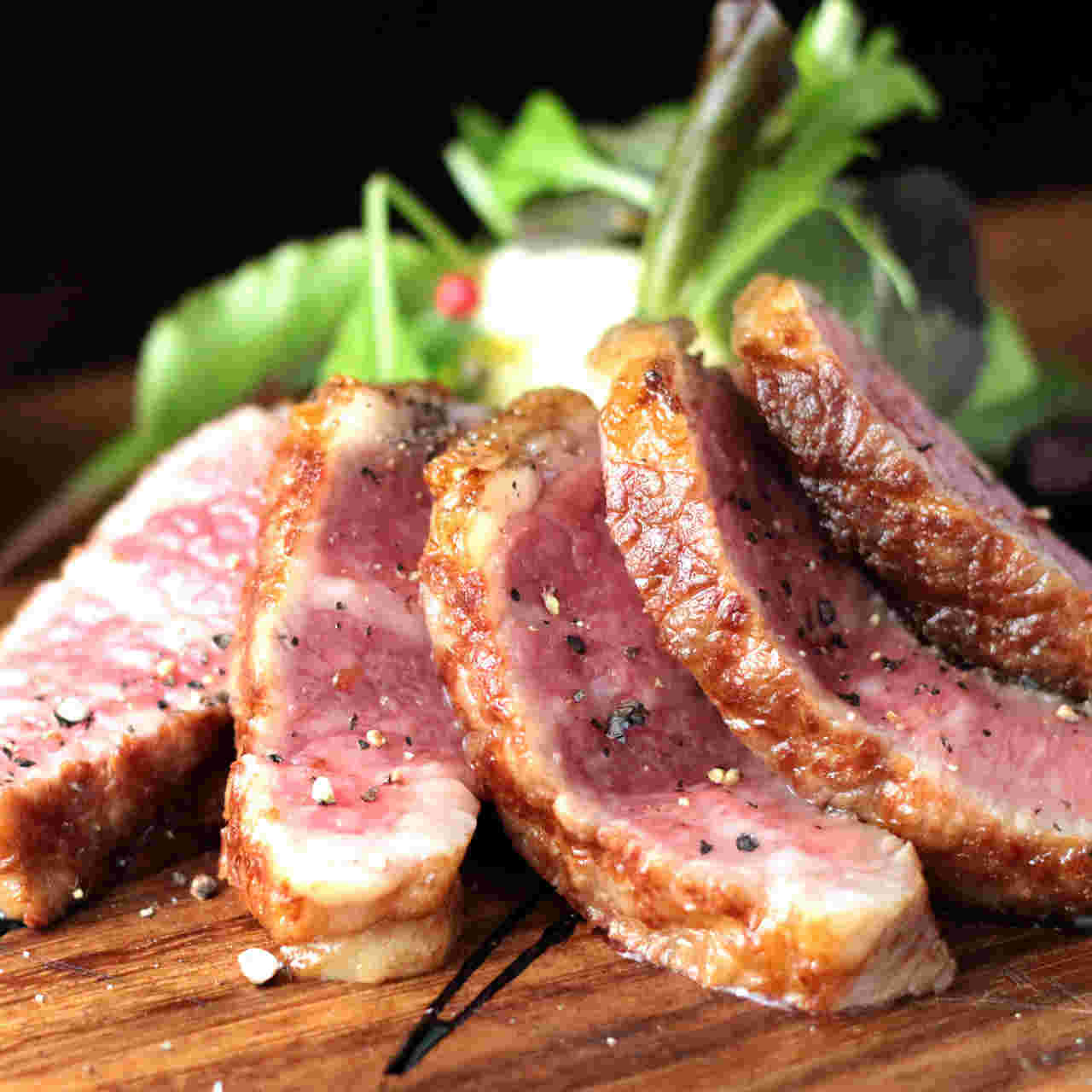 トリュフ塩を使ったステーキのお肉料理