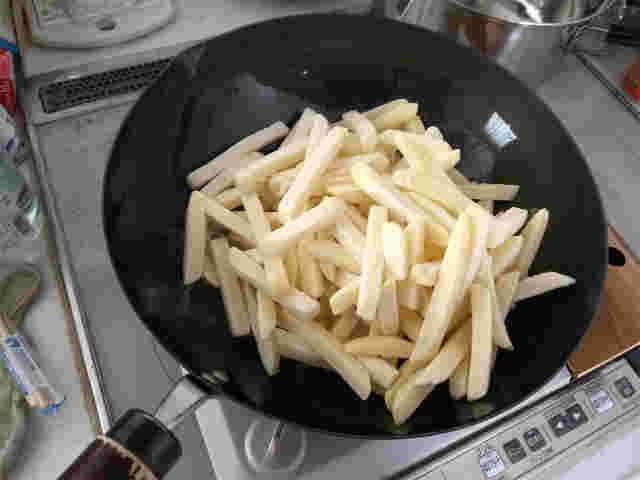 フライパンで冷凍ポテトを焼く