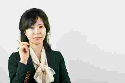 ポイントについて説明してくれる女性