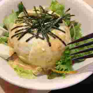 ガストの寄席豆腐サラダ丸い豆腐がのっている