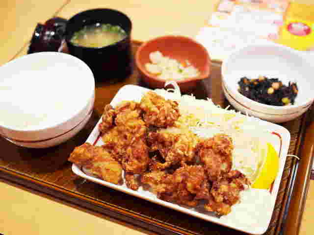 ガストの唐揚げ定食は唐揚げがたくさんのっている