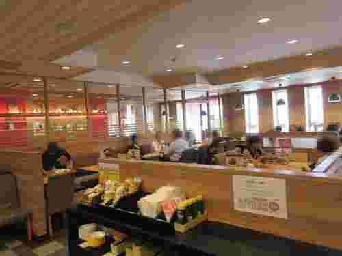混んでいるランチタイムの店内