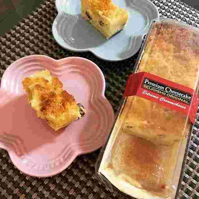 プレミアムチーズケーキとお皿に乗ったケーキ
